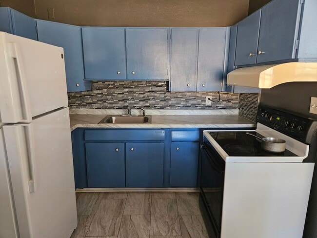 Building Photo - 2211 Patou Dr W