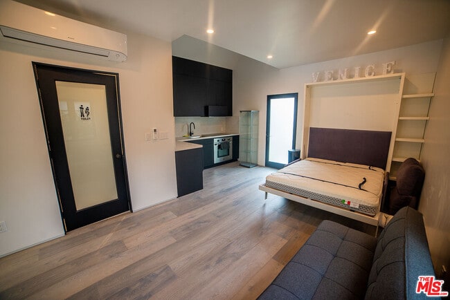 Building Photo - 205 Venice Way