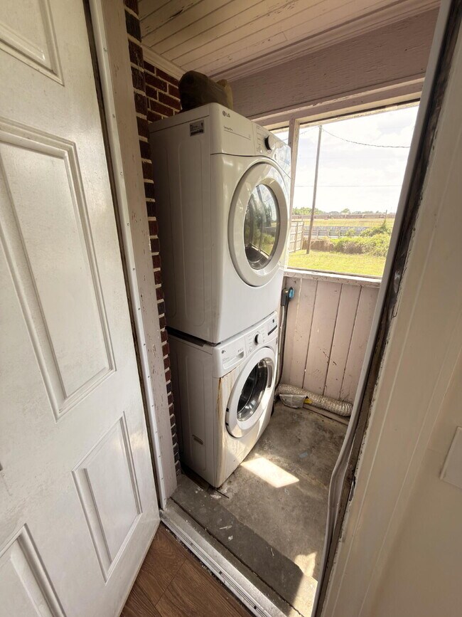 Building Photo - Updated 3BR Home Near USC + Solar Savings