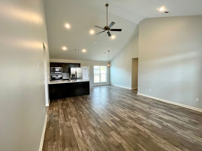 Building Photo - Great 3 bed 2 bath Available Now in Jonesb...