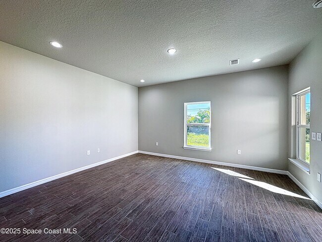 Building Photo - 534 L M Davey Ln