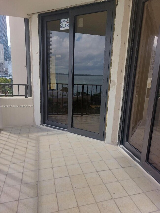 Building Photo - 520 Brickell Key Dr
