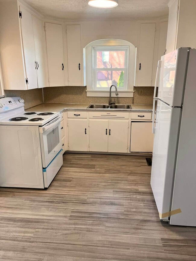 Building Photo - Maple Ave