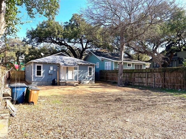 Building Photo - 807 E Riverside Dr