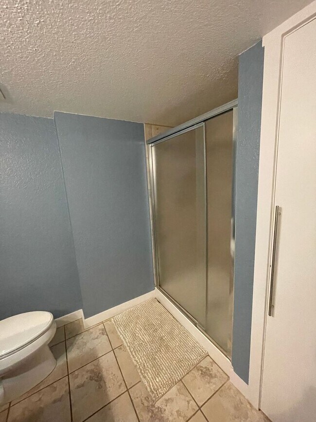 Building Photo - Reduced $2995 BOULDER HOME 5 BEDROOM, 3 FU...