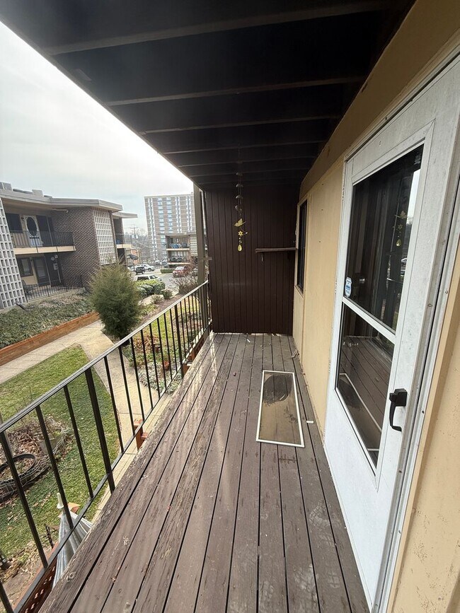 Building Photo - Cozy 2BD 1BTH beautifully updated condo in Suitland ready for move in