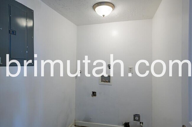 Building Photo - 2590 S 800 E