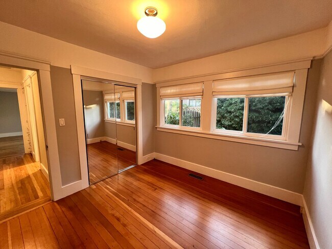 Building Photo - CHARMING TWO BED / ONE BATH HOME ONE BLOCK...