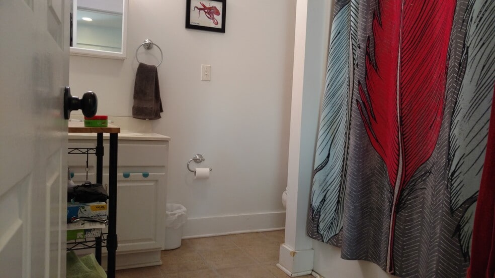 Bath - 611 Bolling Ave