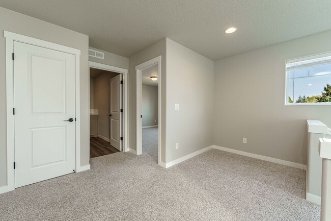 Building Photo - Spacious 4BR Modern Retreat and Luxury Liv...