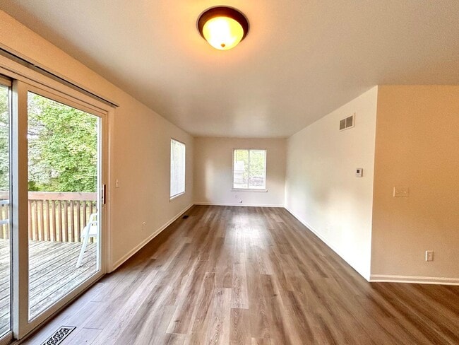 Building Photo - Four Bedroom Duplex in Cascade
