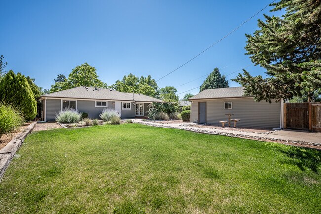 Building Photo - 2140 Robin Dr