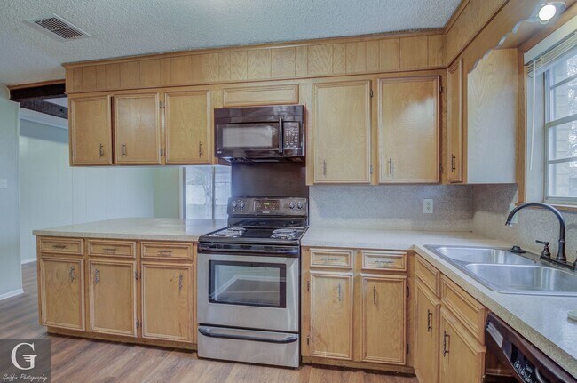 Building Photo - 4 bedroom 2 bathroom