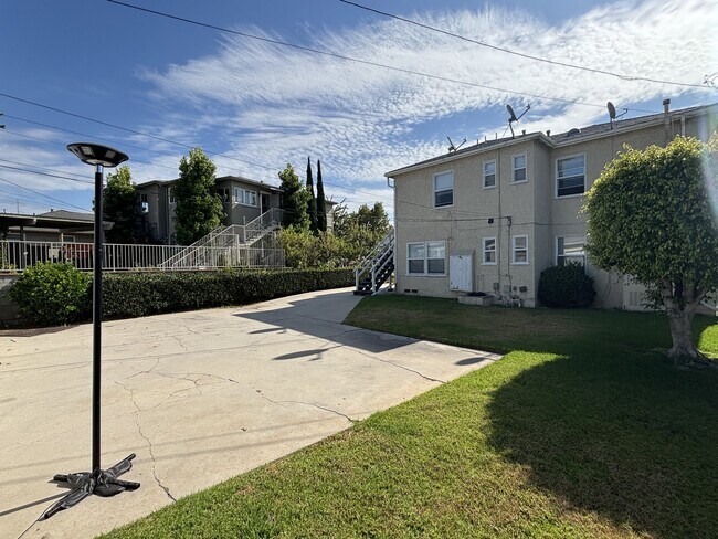 Building Photo - 6113 S Fairfax Ave