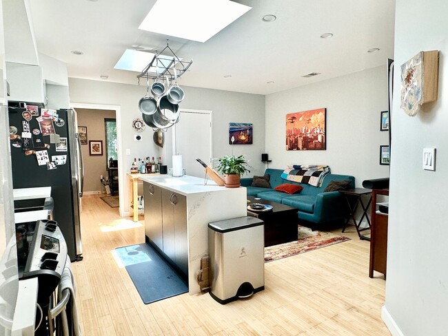 Building Photo - 2 Bedroom with Parking and Pets Welcome!