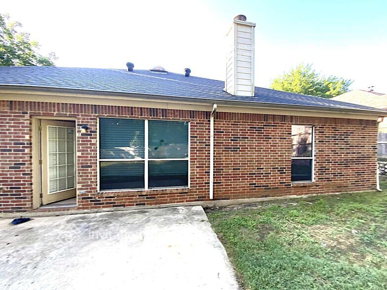 Building Photo - 2218 Summer Brook Dr