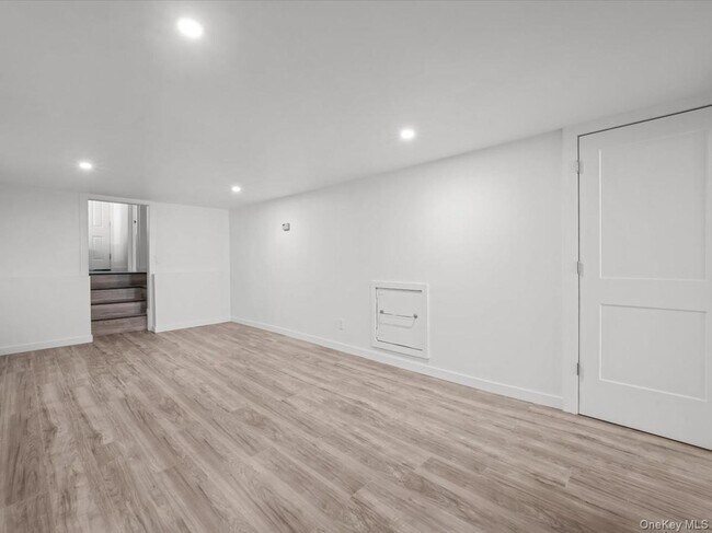 Building Photo - 14 Lois Ln