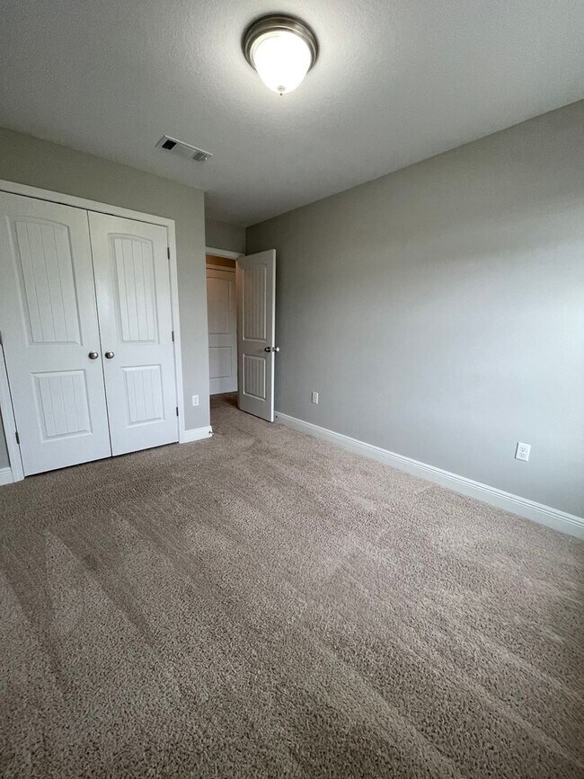 Building Photo - *** MOVE IN SPECIAL! Half OFF 1st Month's Rent!