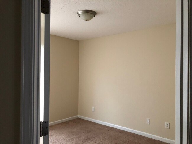 Building Photo - 224 Glade Ln