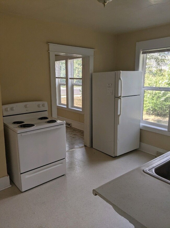 Building Photo - New Listing! 3+ bedroom/2bath Close to Everything!!