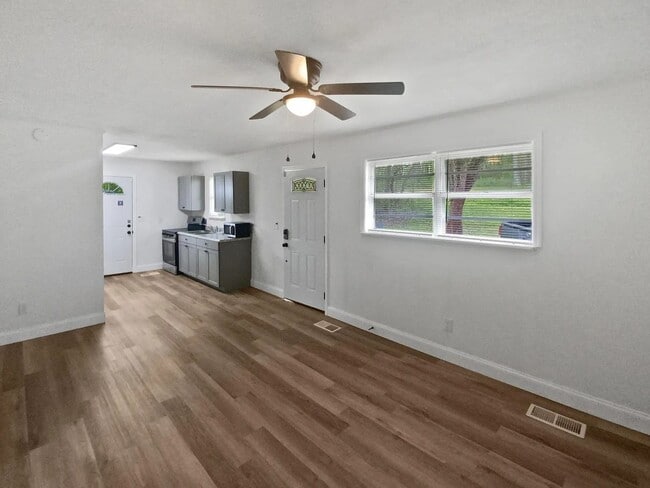 Building Photo - Small Cottage Home