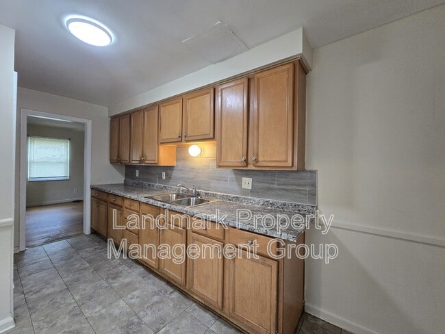 Building Photo - 15205 Maplewood Ave