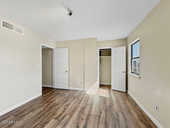 Building Photo - 2153 Trawood Dr