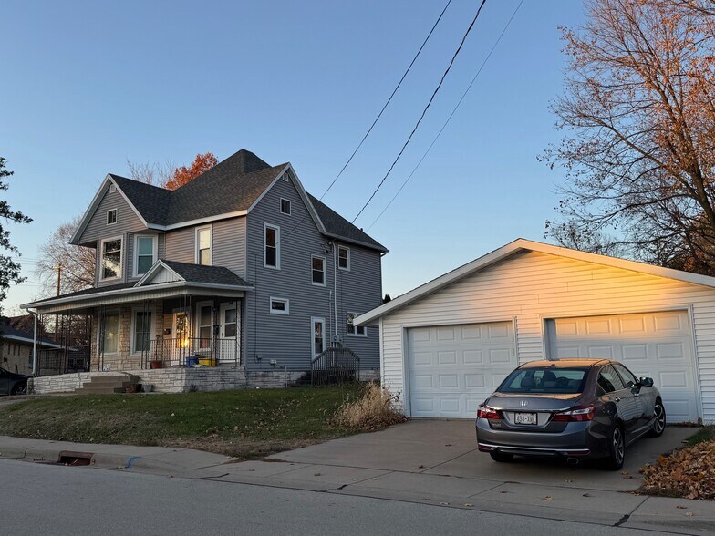 East side view - 140 E Lewis St