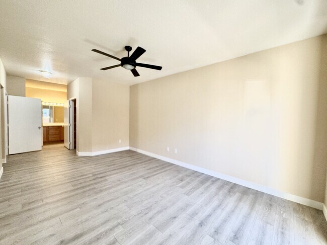 Building Photo - Beautifully Updated Downstairs 3-Bedroom, ...