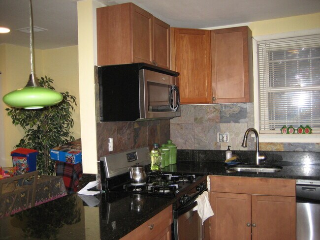 Building Photo - 1507 Gales St NE