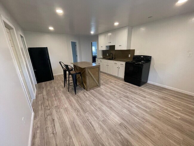 Building Photo - Charming 3-Bed Back House Retreat in Dalma...