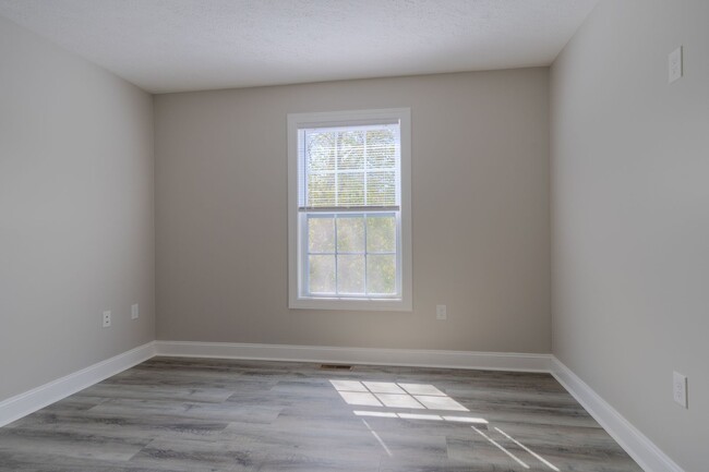 Building Photo - Oak Tree Townhome |3 Bed, 3.5 Bath| July 11th