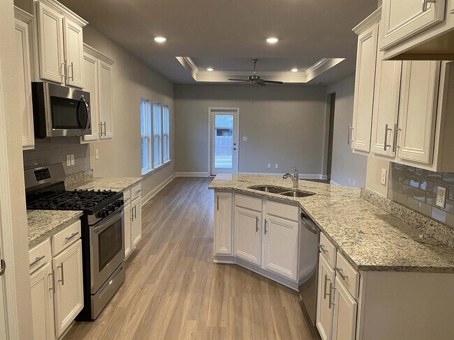 Building Photo - 1348 Rosefield Dr W