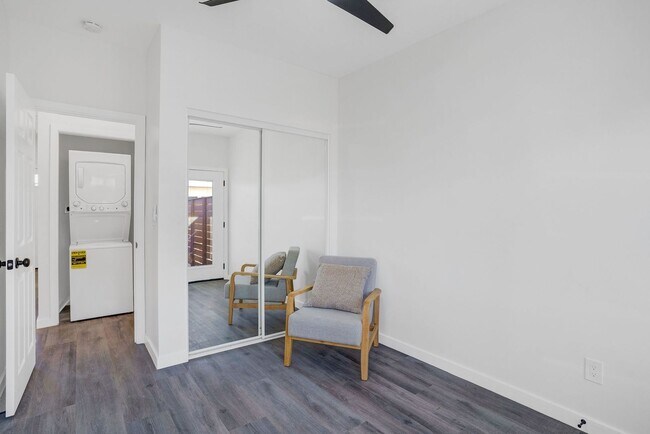 Building Photo - Beautiful Renovated 2 Bed/1 Bath Unit