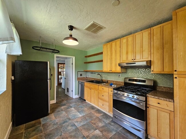 Building Photo - 2 Bedroom/2 Bath home near Duck Pond and Citizens Field