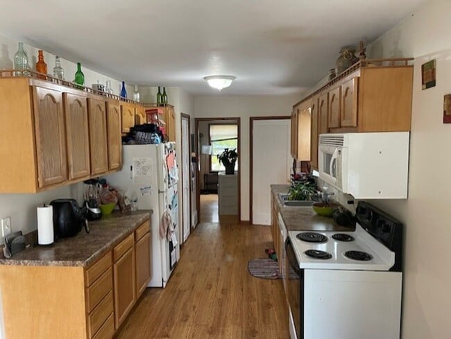 Building Photo - 2 Bedroom, 1 Bath Single Family Home with ...