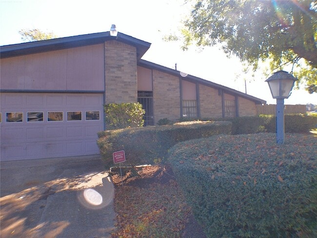 Building Photo - 15823 Ironside Hill Dr