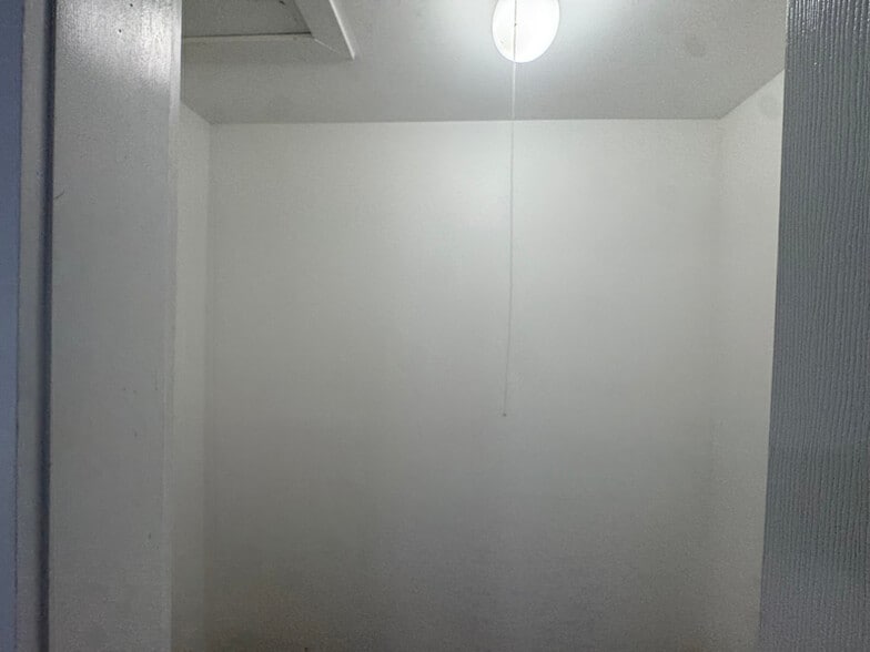 Building Photo - 1836 Cook St