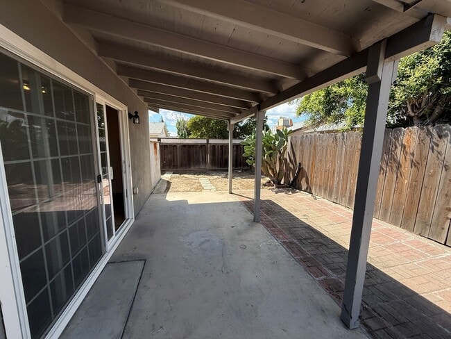 Building Photo - Updated single story near shopping and fre...