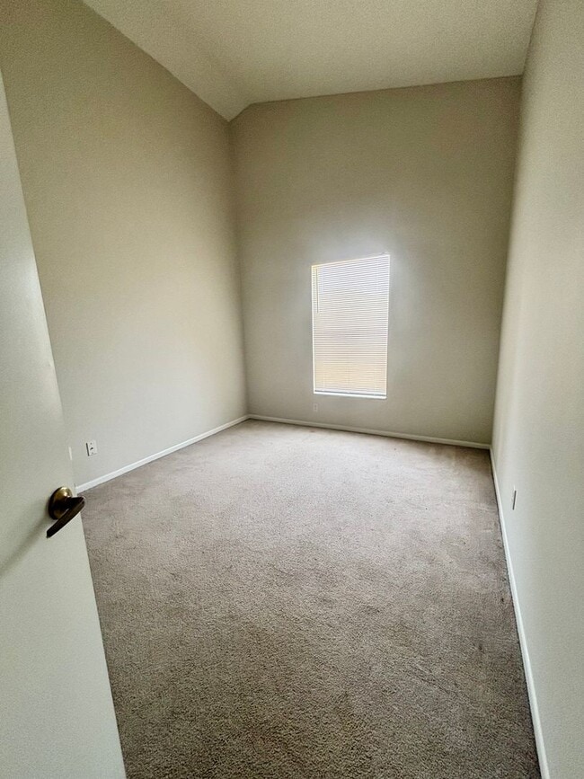Building Photo - Ready to Move in!! Must See! Lake Mary Com...