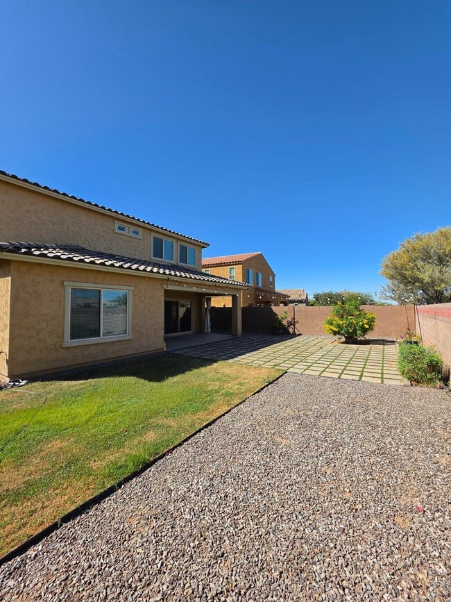 Building Photo - 2756 E Hickory St