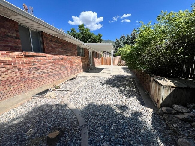 Building Photo - 1597 Navajo Dr