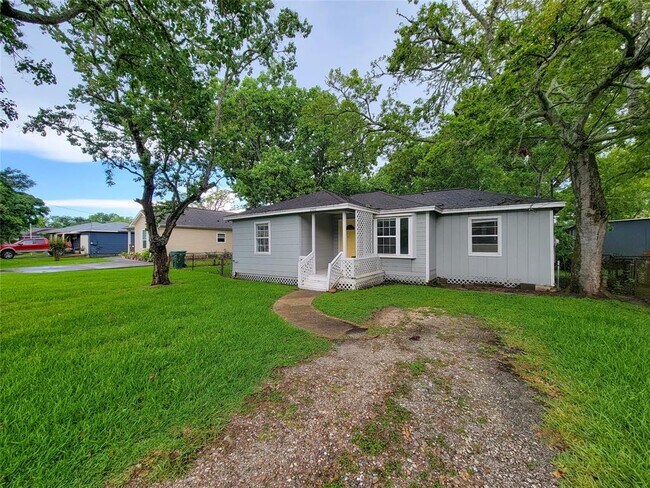 Building Photo - 2306 Downey Dr