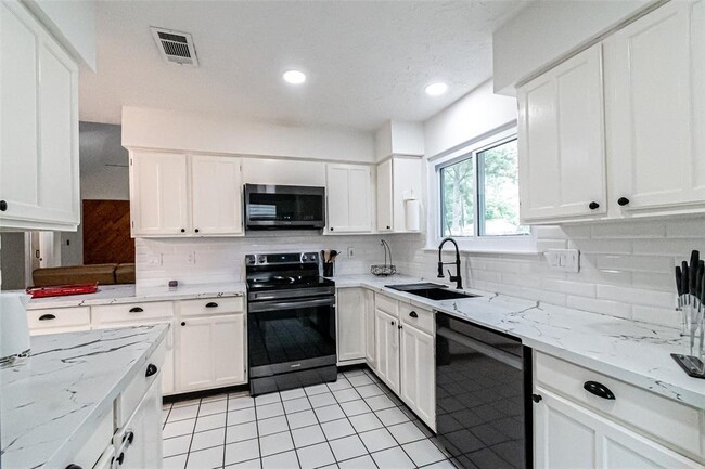 Building Photo - 21306 Castlemont Ln