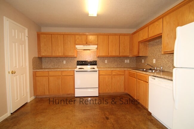 Building Photo - Cove Three-Bedroom!