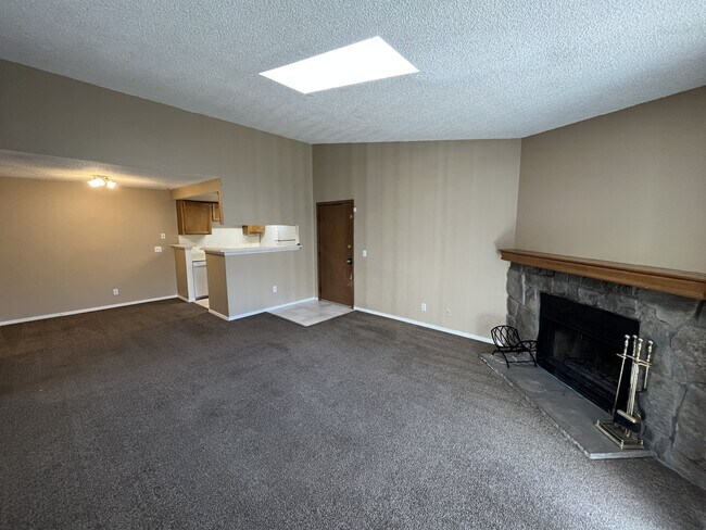 Building Photo - 902 S Walden St