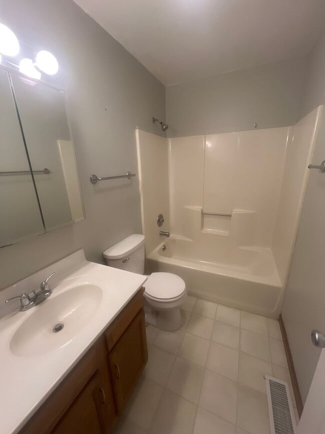 Building Photo - MOVE IN READY!!