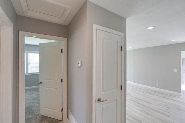 Building Photo - 405 S Fernwood Cir