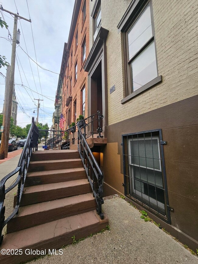 Building Photo - 15 Ten Broeck St