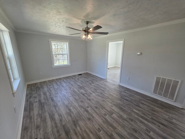 Building Photo - 1001 James St